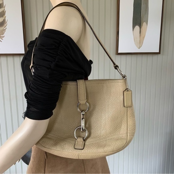 Coach Handbags - Coach Vintage Pebbled Leather Tan Hobo Bag